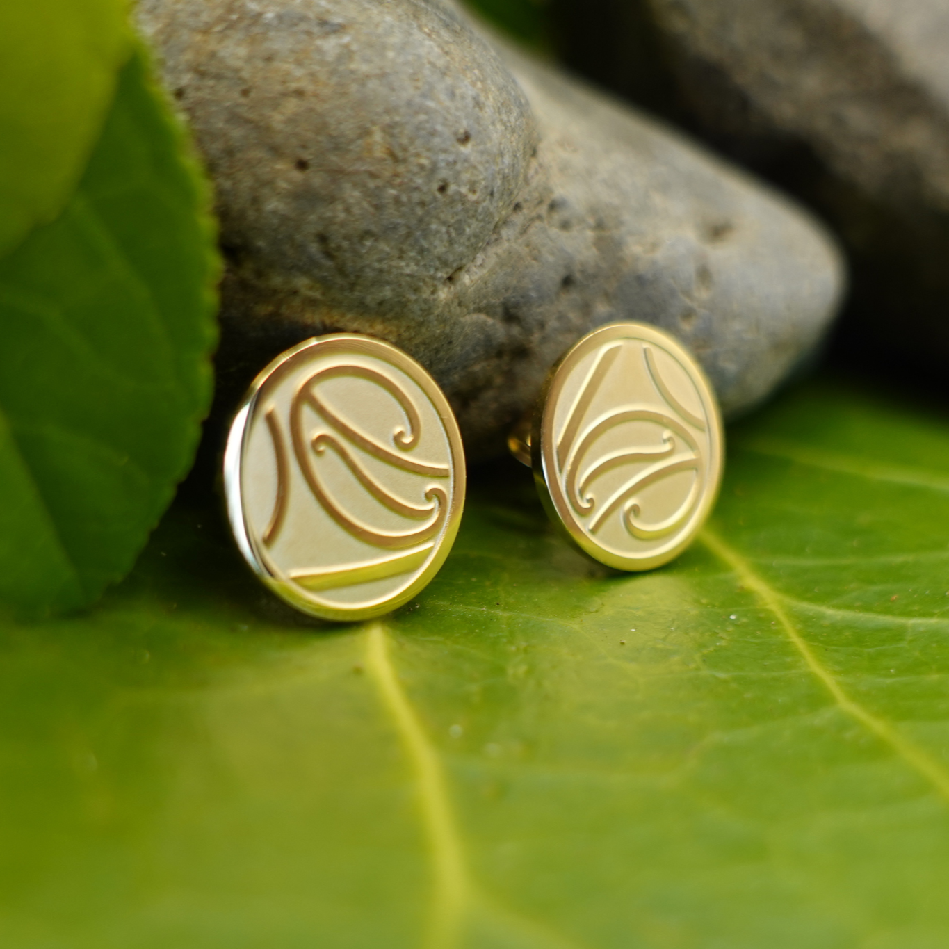 MANGŌPARE STUDS