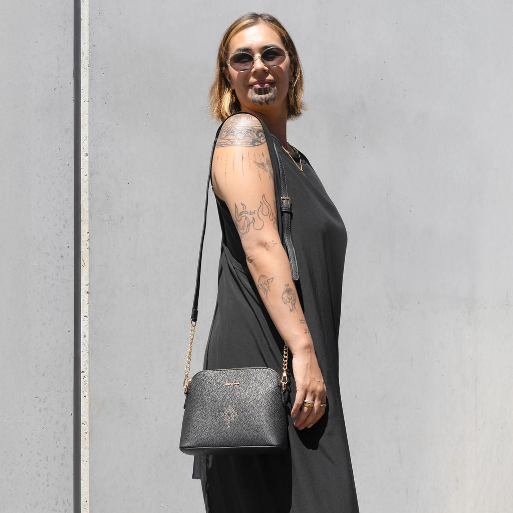 PUĀWAI CROSSBODY PĒKE