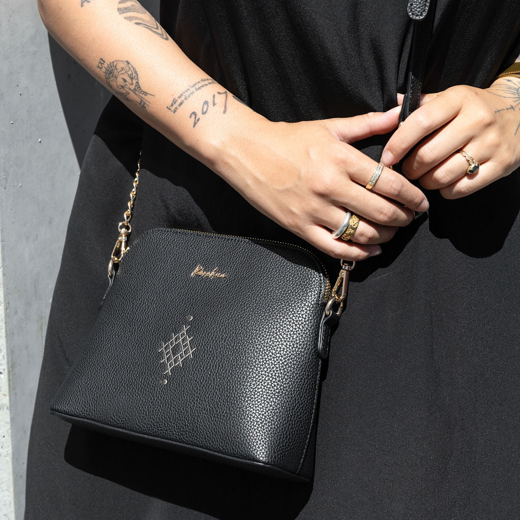 PUĀWAI CROSSBODY PĒKE