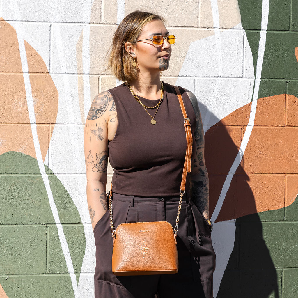 PUĀWAI CROSSBODY PĒKE